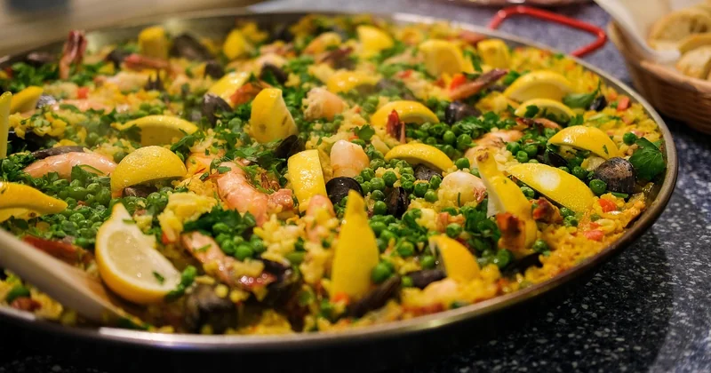 Les erreurs qui ruinent une paella (et comment les éviter)