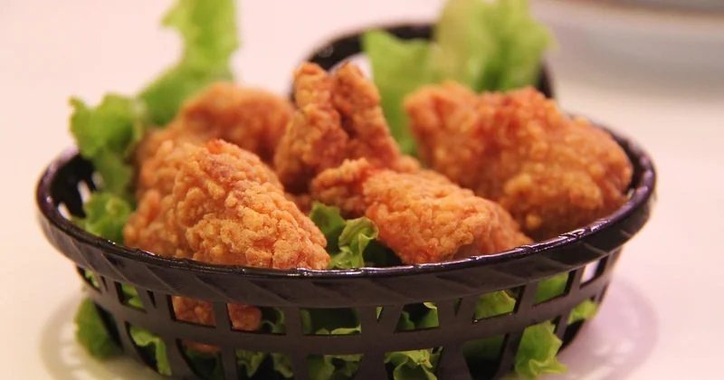 Comparatif rapide : Pepe Chicken face aux poids lourds du poulet frit
